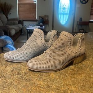 Vince Camuto Womens Palmina perforated suede ankle booties - Size 8